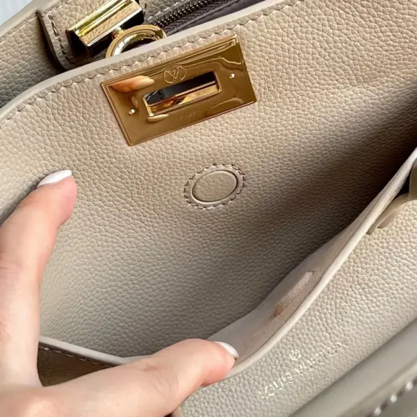 Louis Vuitton On My Side PM 小牛皮鏤空雕花手挽袋