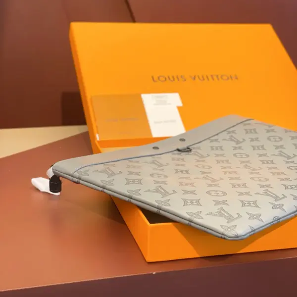 Louis Vuitton Pochette Discovery 灰色Monogram Shadow小牛皮隨身包 14 Louis Vuitton Pochette Discovery 灰色Monogram Shadow小牛皮隨身包