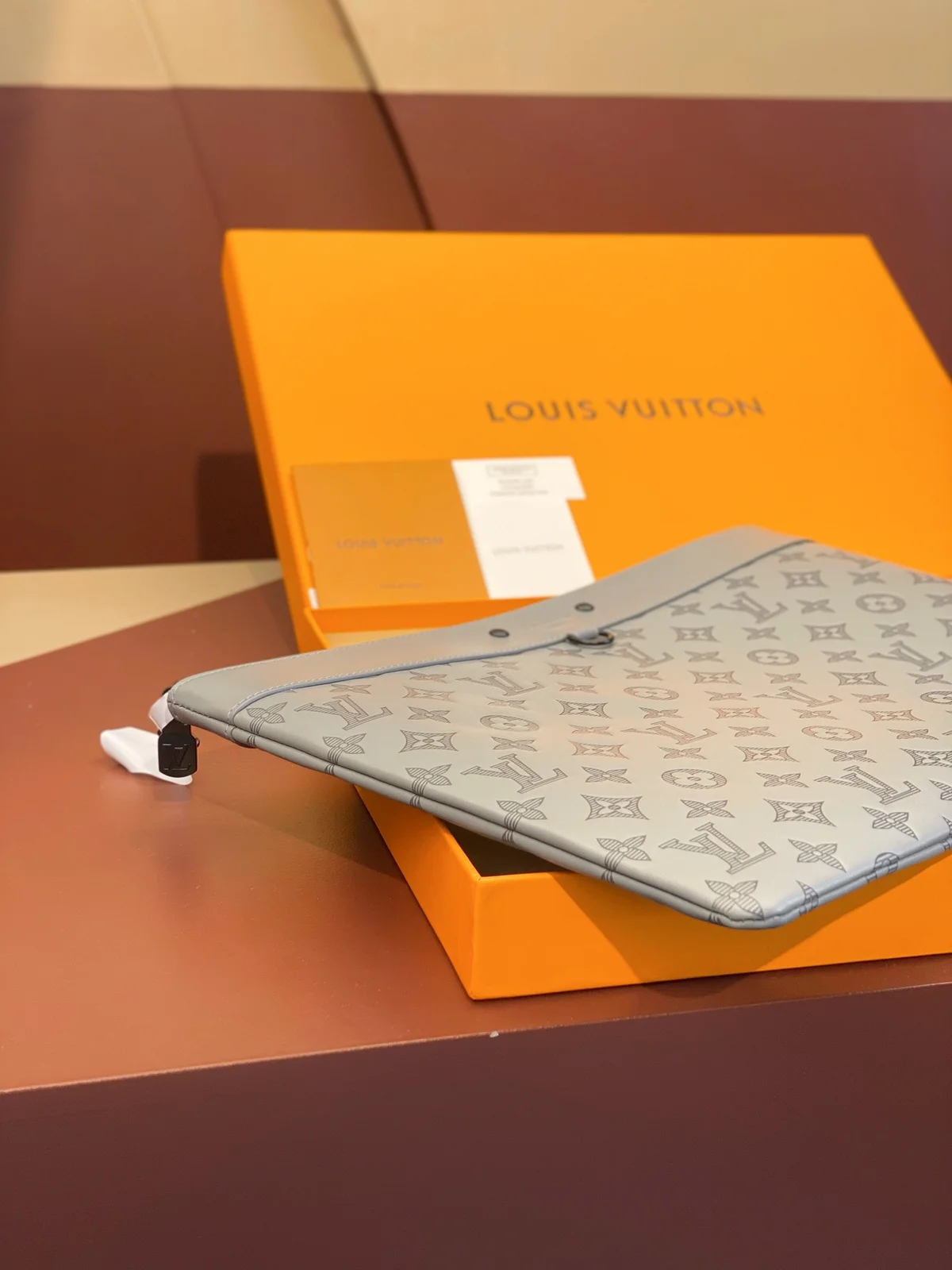 Louis Vuitton Pochette Discovery 灰色Monogram Shadow小牛皮隨身包 5 Louis Vuitton Pochette Discovery 灰色Monogram Shadow小牛皮隨身包