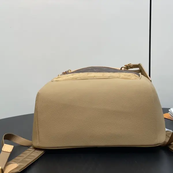 LV Outdoor Backpack 壓花麂皮細節粒面皮革雙肩包 19 LV Outdoor Backpack 壓花麂皮細節粒面皮革雙肩包