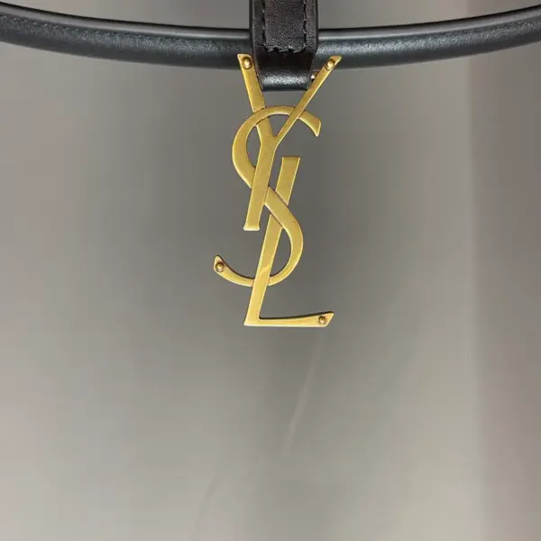 義大利小牛皮水桶包 | 金屬CASSANDRE鉤扣設計
