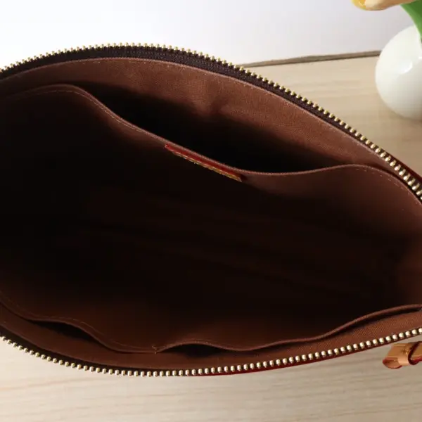 LV Pochette Voyage Souple 手拿包 - Monogram帆布旅行收納系列