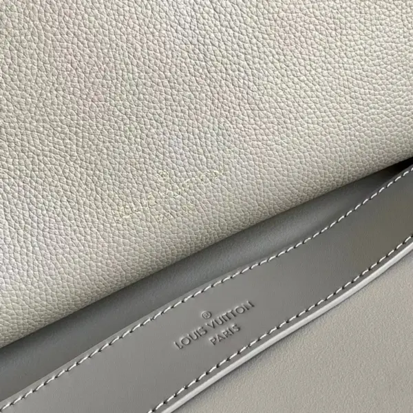 Louis Vuitton On My Side PM 小牛皮鏤空雕花手挽袋