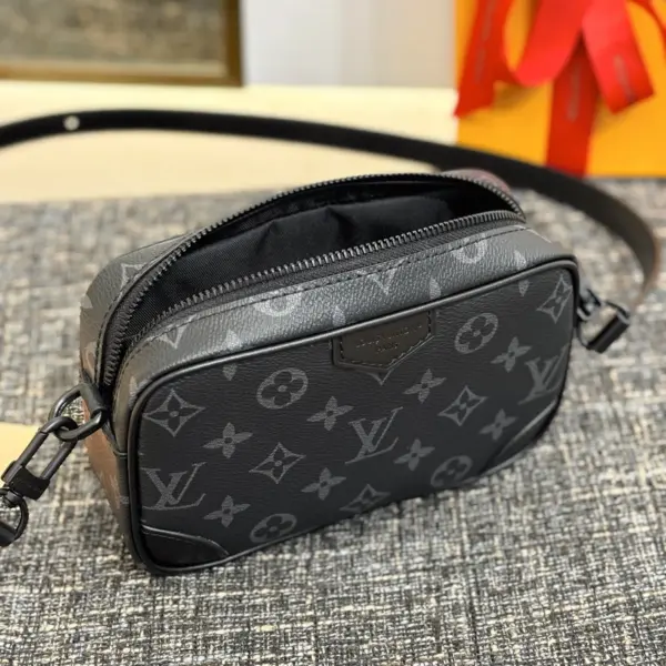 Louis Vuitton Trocadéro 可穿戴式錢包 - Monogram Eclipse塗層帆布