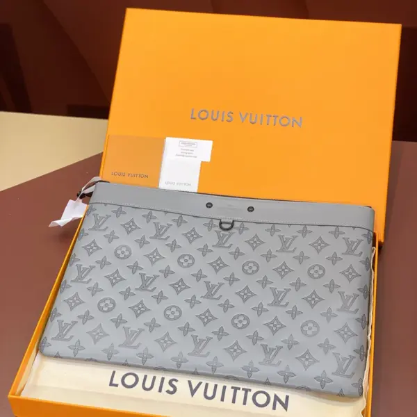 Louis Vuitton Pochette Discovery 灰色Monogram Shadow小牛皮隨身包 11 Louis Vuitton Pochette Discovery 灰色Monogram Shadow小牛皮隨身包