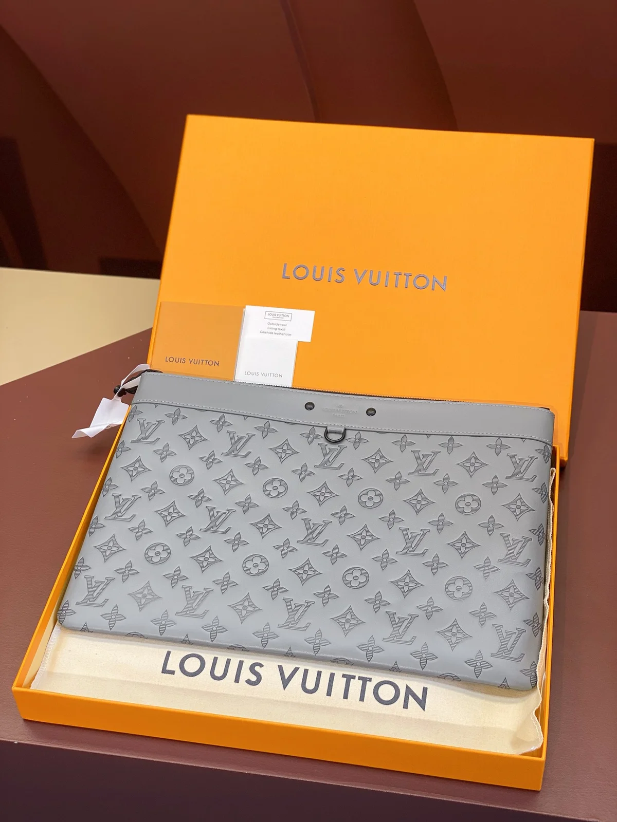 Louis Vuitton Pochette Discovery 灰色Monogram Shadow小牛皮隨身包 2 Louis Vuitton Pochette Discovery 灰色Monogram Shadow小牛皮隨身包
