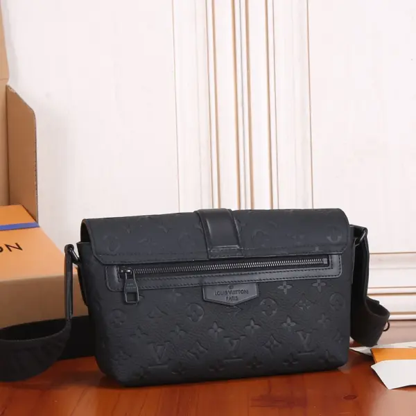 Louis Vuitton S-Cape 郵差包 | Taurillon Monogram 壓花牛皮 經典S-lock鎖扣設計