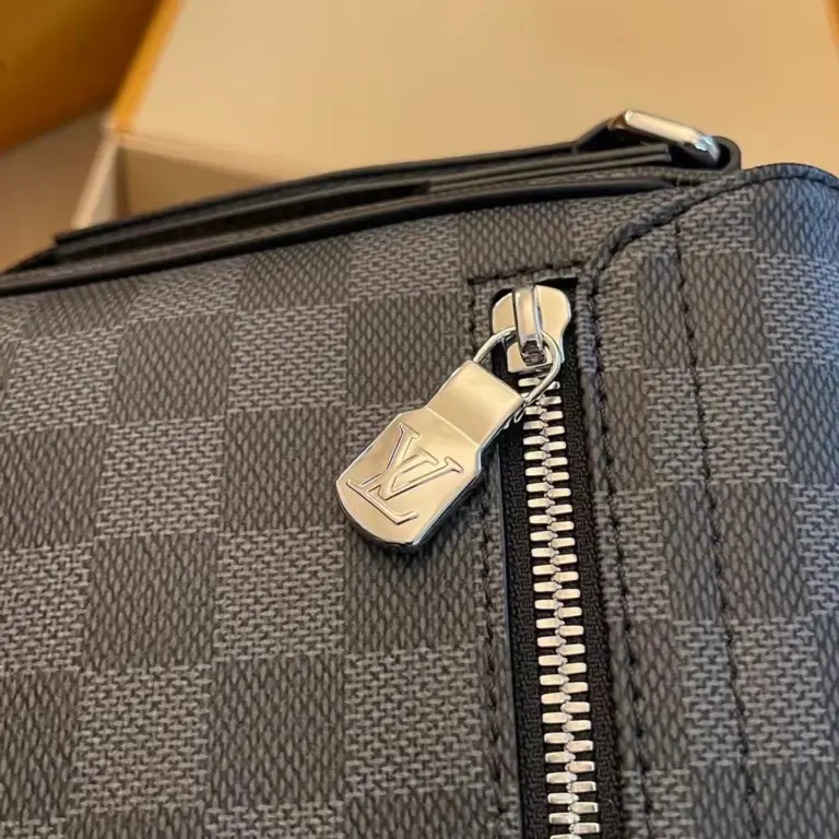 Louis Vuitton District PM 郵差包 - Damier Graphite 經典重塑