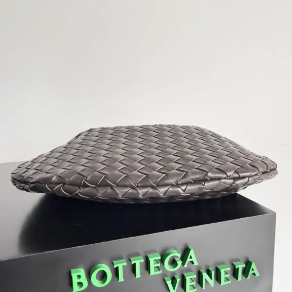 BottegaVeneta中號Intrecciato編織巧克力棕羊皮革肩背包