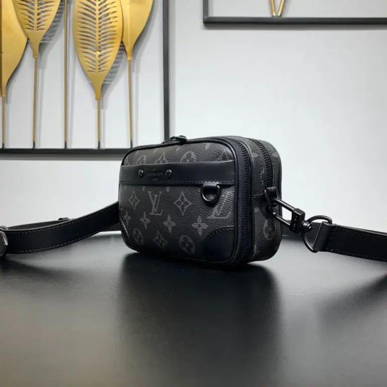 Louis Vuitton Alpha 可穿戴式錢包 - Monogram Eclipse 帆布款