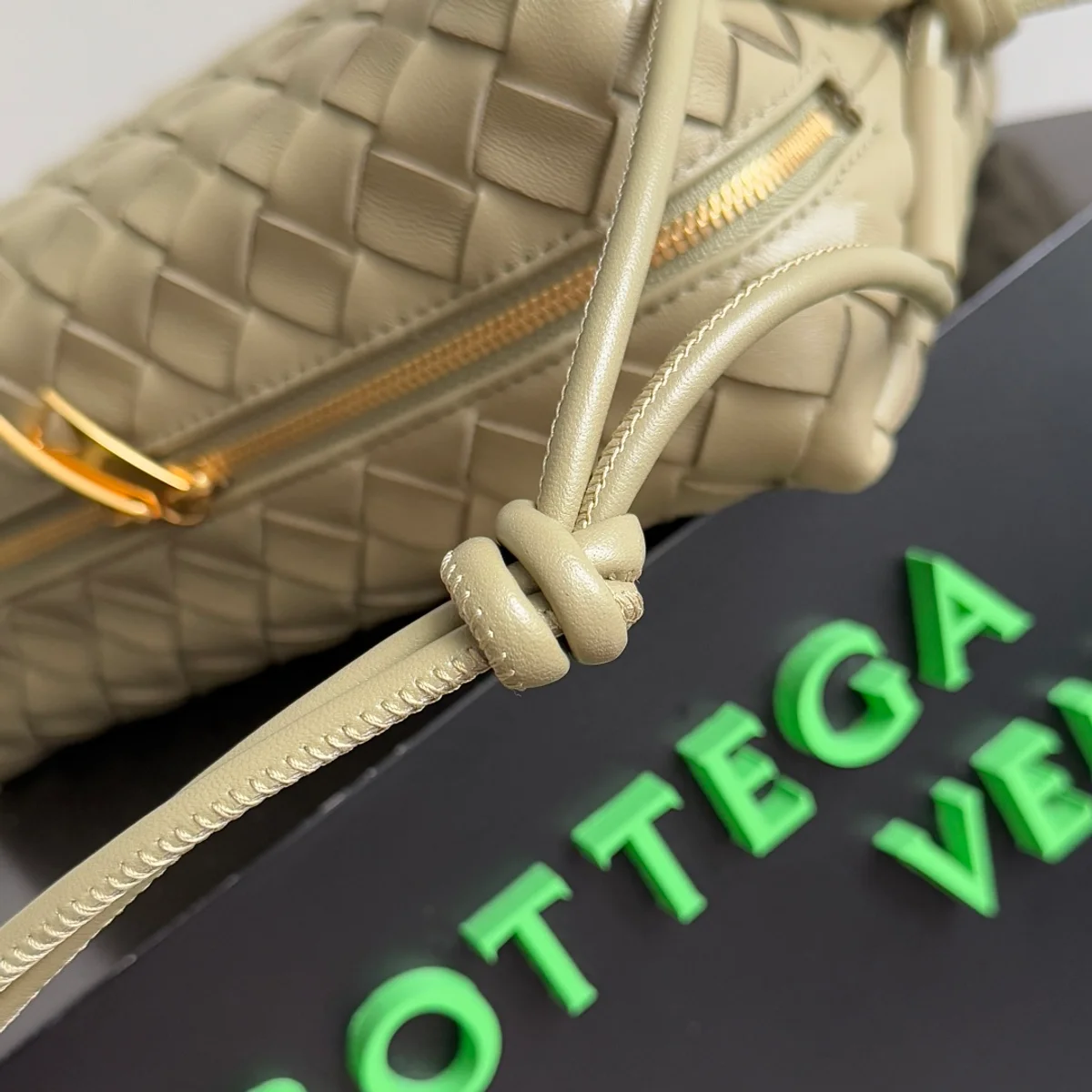BottegaVeneta洞石色Intrecciato編織小號斜挎包 3 BottegaVeneta洞石色Intrecciato編織小號斜挎包