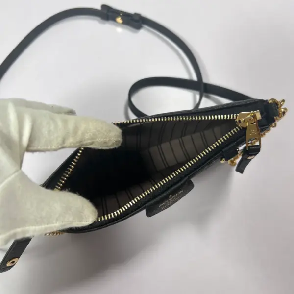 Louis Vuitton Easy Pouch On Strap 壓花牛皮鏈條斜挎包