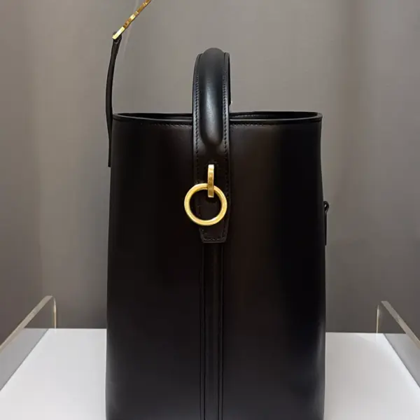 義大利小牛皮水桶包 | 金屬CASSANDRE鉤扣設計
