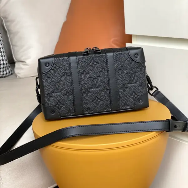 路易威登Soft Trunk Monogram壓花皮革斜挎錢包