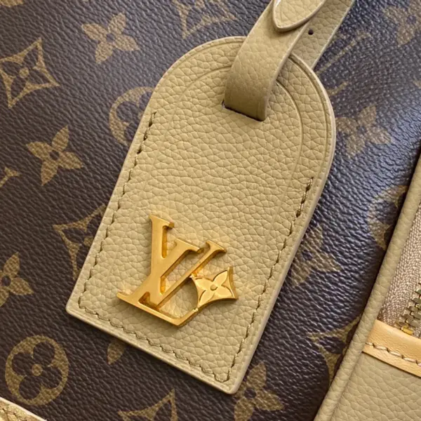 LV Outdoor Backpack 壓花麂皮細節粒面皮革雙肩包 21 LV Outdoor Backpack 壓花麂皮細節粒面皮革雙肩包