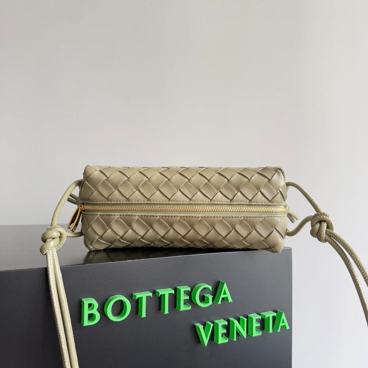 BottegaVeneta洞石色Intrecciato編織小號斜挎包 5 BottegaVeneta洞石色Intrecciato編織小號斜挎包