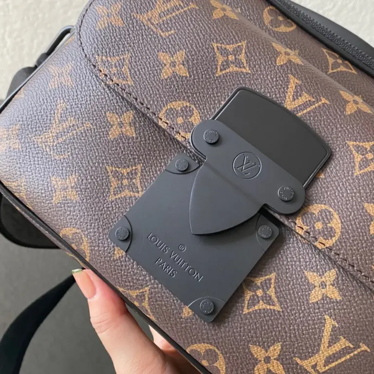 Louis Vuitton S Lock 郵差包 | Monogram Macassar塗層帆布 磁扣設計