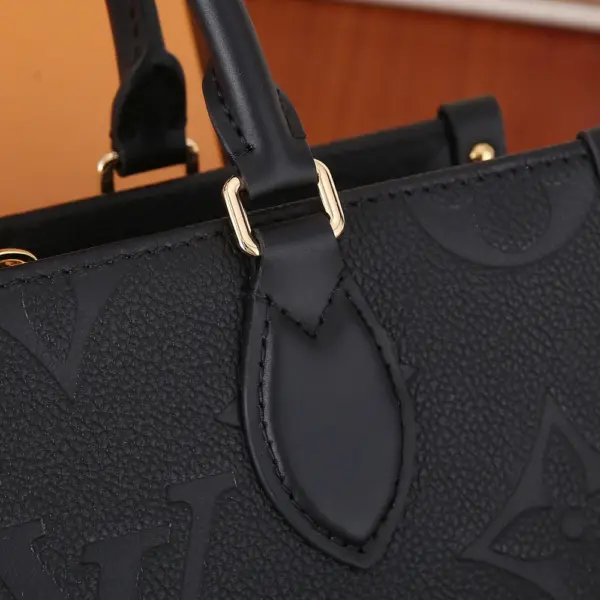 Louis Vuitton OnTheGo East West 黑色壓花粒面牛皮手挽袋