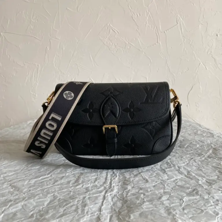 Louis Vuitton Diane學院風Monogram Empreinte壓花皮革長形包