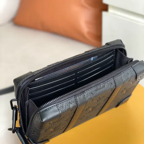 路易威登Soft Trunk Monogram壓花皮革斜挎錢包