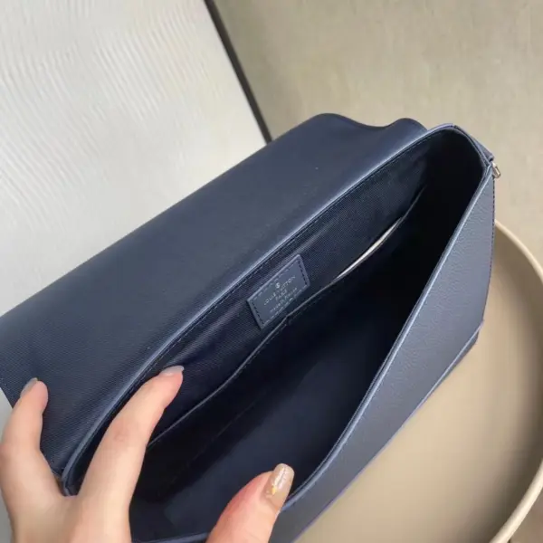 Louis Vuitton Takeoff 郵差包 | LV Aerogram牛皮 復古航空郵簡設計