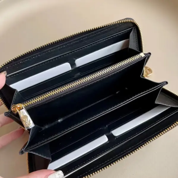 LV Monogram壓花小羊皮拉鏈錢包