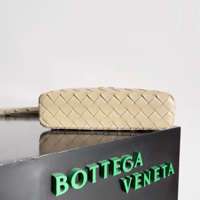 BottegaVeneta淡奶油糖色Intrecciato編織皮革化妝包