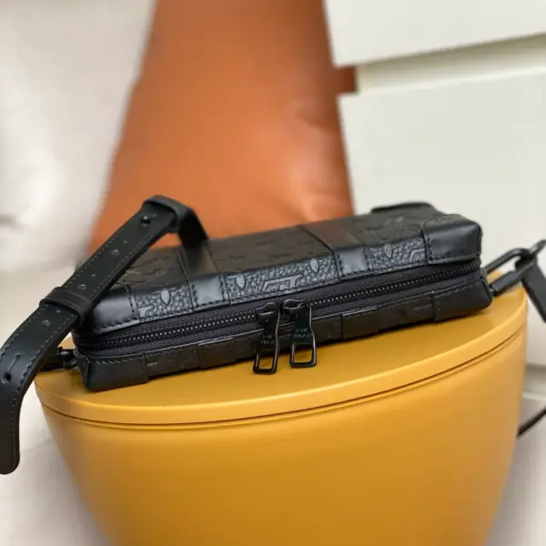 路易威登Soft Trunk Monogram壓花皮革斜挎錢包