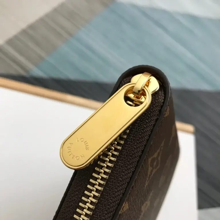 路易威登Monogram帆布拉鏈錢包 - 經典多功能收納設計