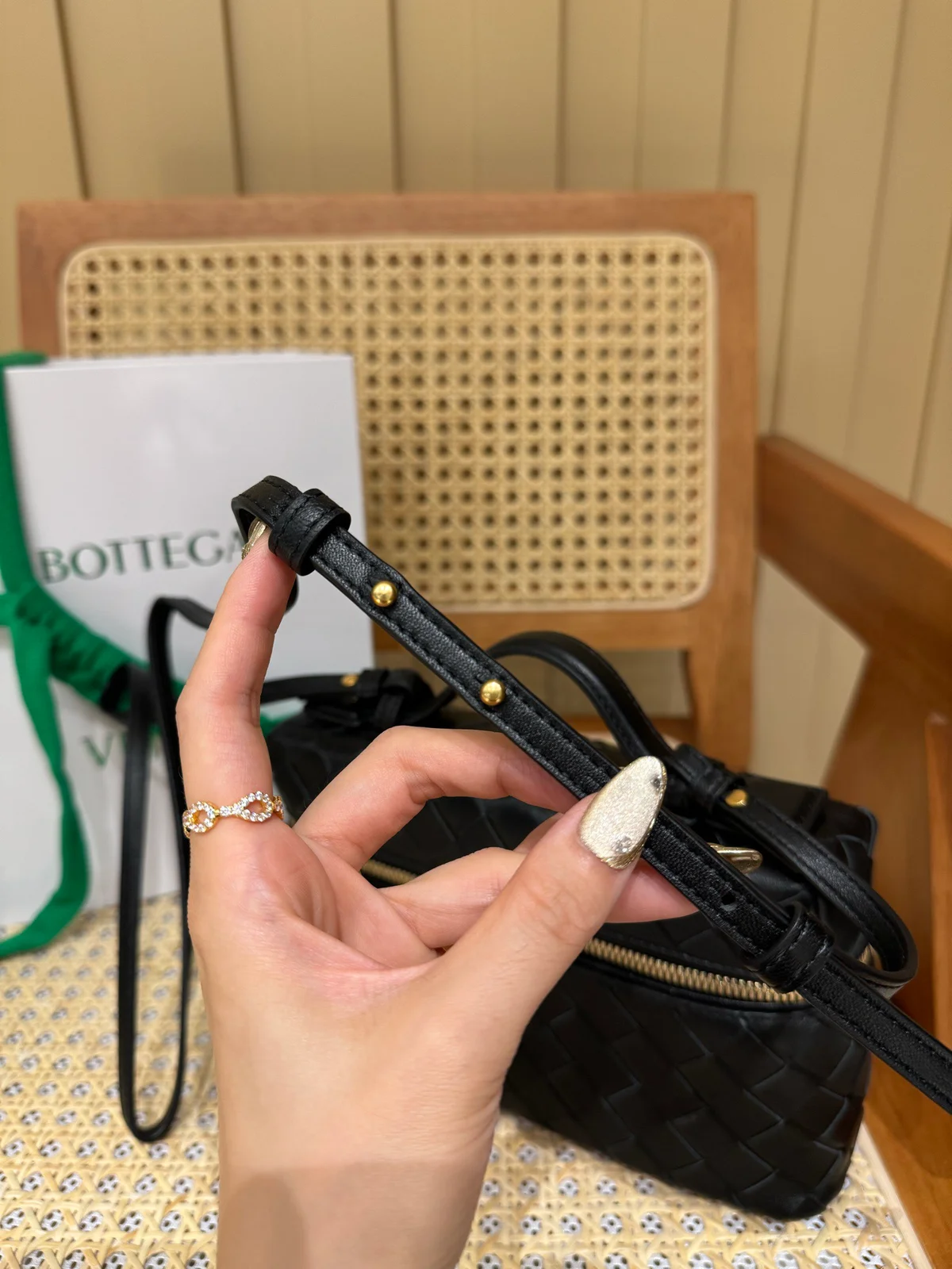 Intrecciato編織皮革化妝包可拆卸背帶 8 Intrecciato編織皮革化妝包可拆卸背帶