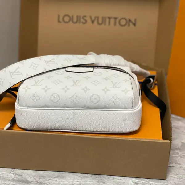 LV Outdoor迷你郵差包 | Monogram塗層帆布 & Taïga牛皮 時尚設計