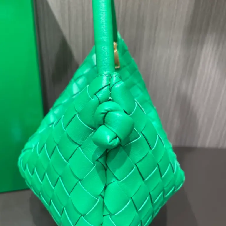 BottegaVeneta鸚鵡綠Intrecciato編織中號手拿包