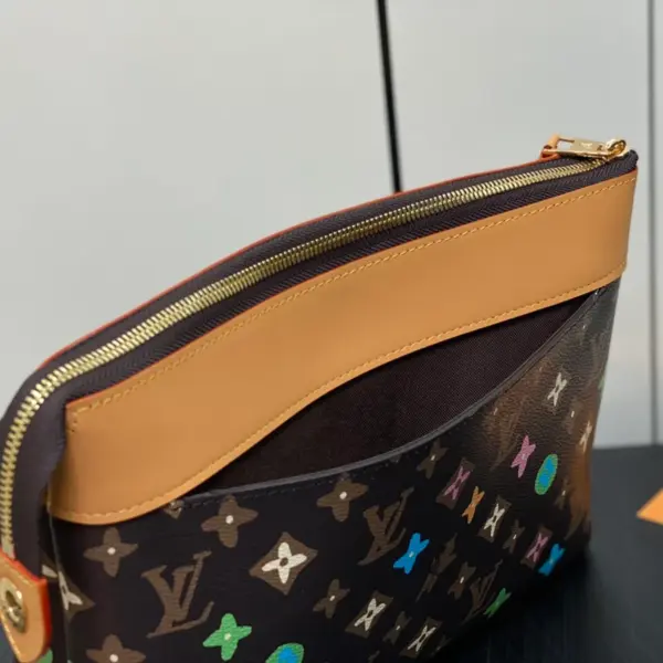 Louis Vuitton Pochette Voyage Souple 手拿包 - Tyler 聯名款