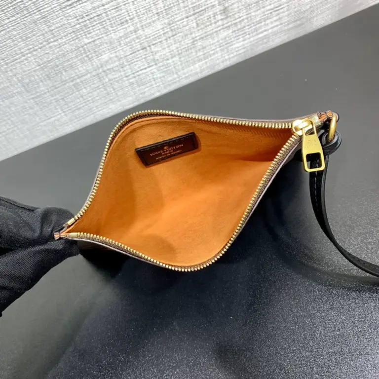 Louis Vuitton Low Key Messenger 復古鎖扣翻蓋信使包