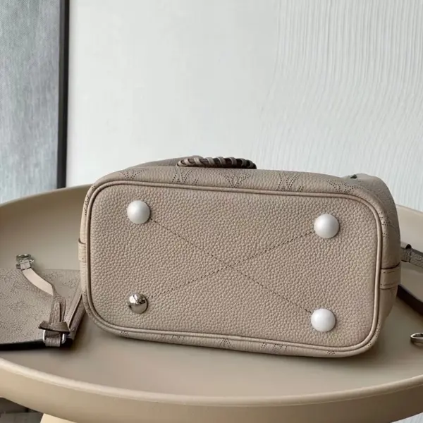 Louis Vuitton Blossom PM 手挽袋 - Mahina打孔通花小牛皮 米色 19 Louis Vuitton Blossom PM 手挽袋 - Mahina打孔通花小牛皮 米色