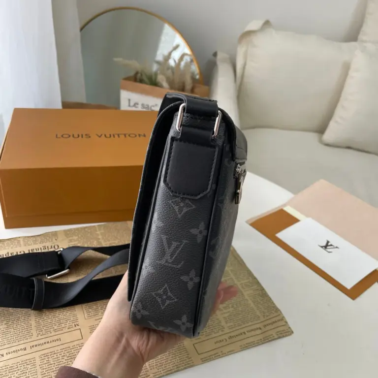 Louis Vuitton District PM 郵差包 - Monogram Eclipse 帆布 男士潮流單肩包