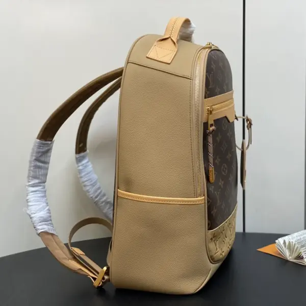 LV Outdoor Backpack 壓花麂皮細節粒面皮革雙肩包 17 LV Outdoor Backpack 壓花麂皮細節粒面皮革雙肩包