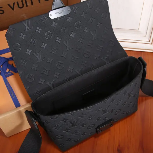 Louis Vuitton S-Cape 郵差包 | Taurillon Monogram 壓花牛皮 經典S-lock鎖扣設計