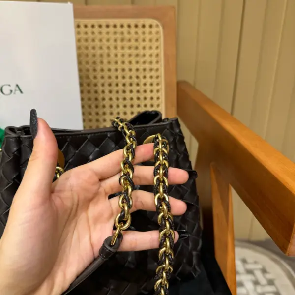 BottegaVenetaIntrecciato編織巧克力棕羊皮革斜挎包