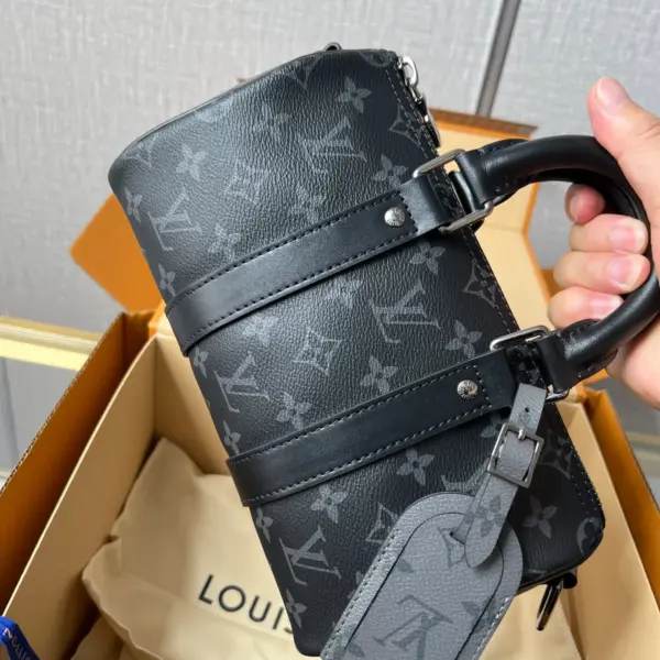 路易威登Keepall Bandoulière 25 Monogram Eclipse Reverse帆布包包 17 路易威登Keepall Bandoulière 25 Monogram Eclipse Reverse帆布包包