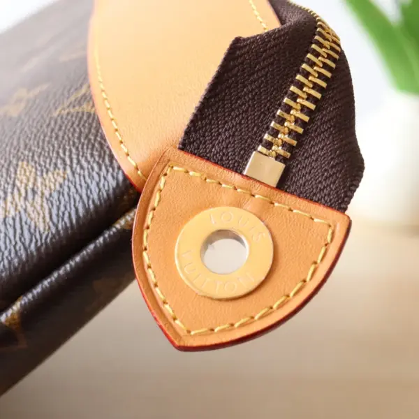 LV Pochette Voyage Souple 手拿包 - Monogram帆布旅行收納系列