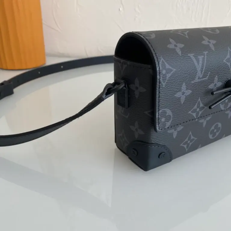 Louis Vuitton Steamer隨身錢包 | Monogram Eclipse帆布 鏈帶設計