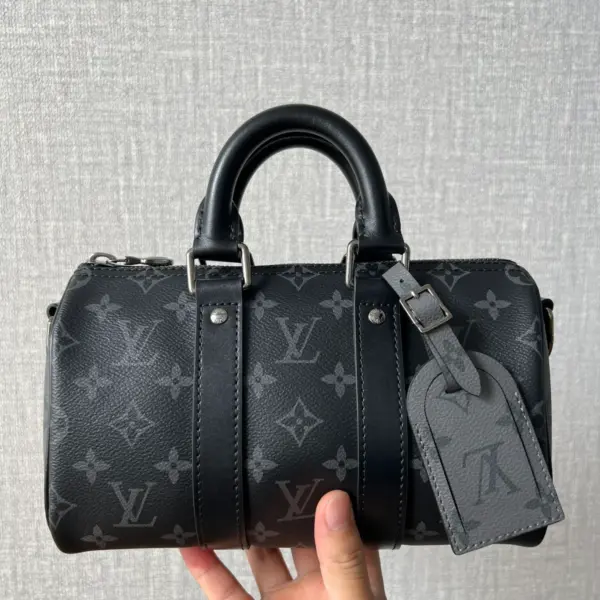路易威登Keepall Bandoulière 25 Monogram Eclipse Reverse帆布包包 11 路易威登Keepall Bandoulière 25 Monogram Eclipse Reverse帆布包包