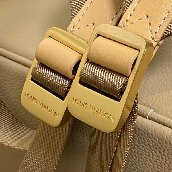 LV Outdoor Backpack 壓花麂皮細節粒面皮革雙肩包 27 LV Outdoor Backpack 壓花麂皮細節粒面皮革雙肩包