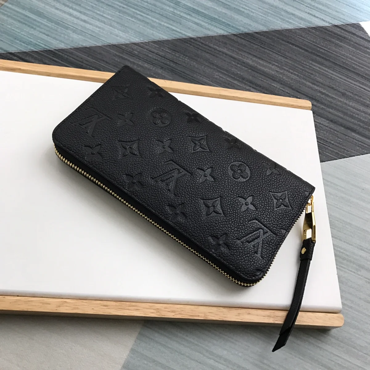 路易威登Monogram Empreinte拉鏈錢包 - 經典與實用並存