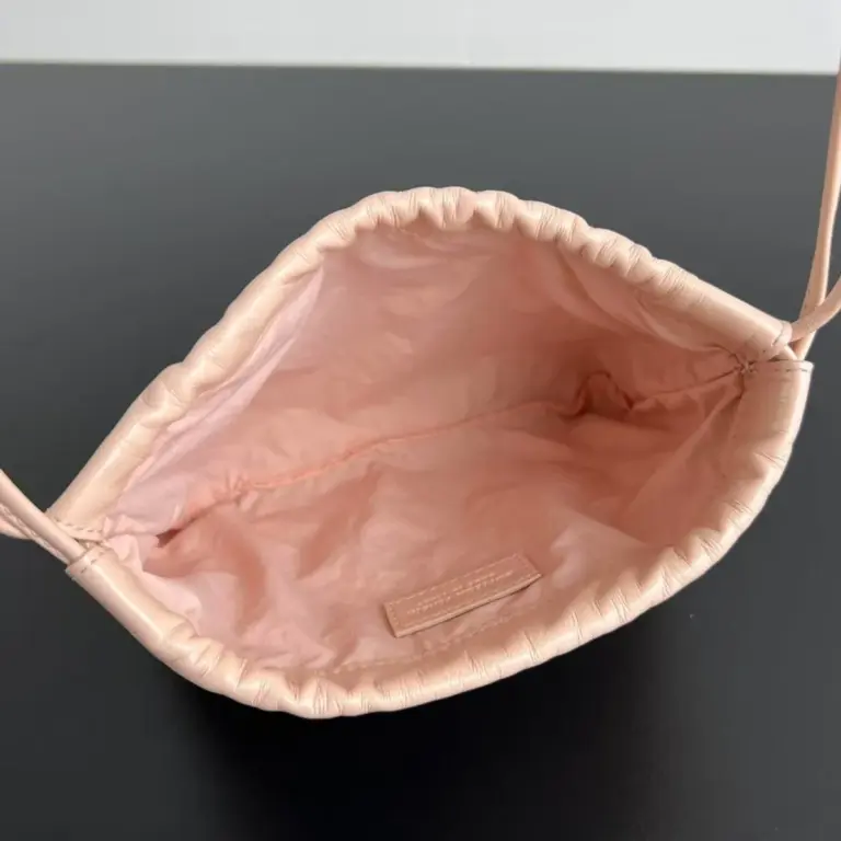 浮雕粉牛皮斜挎包