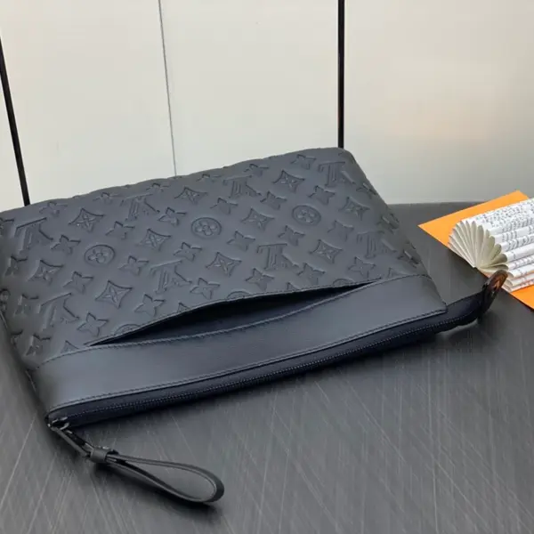 LV Pochette Voyage Souple 手拿包 | Monogram Shadow 小牛皮 旅行收納包