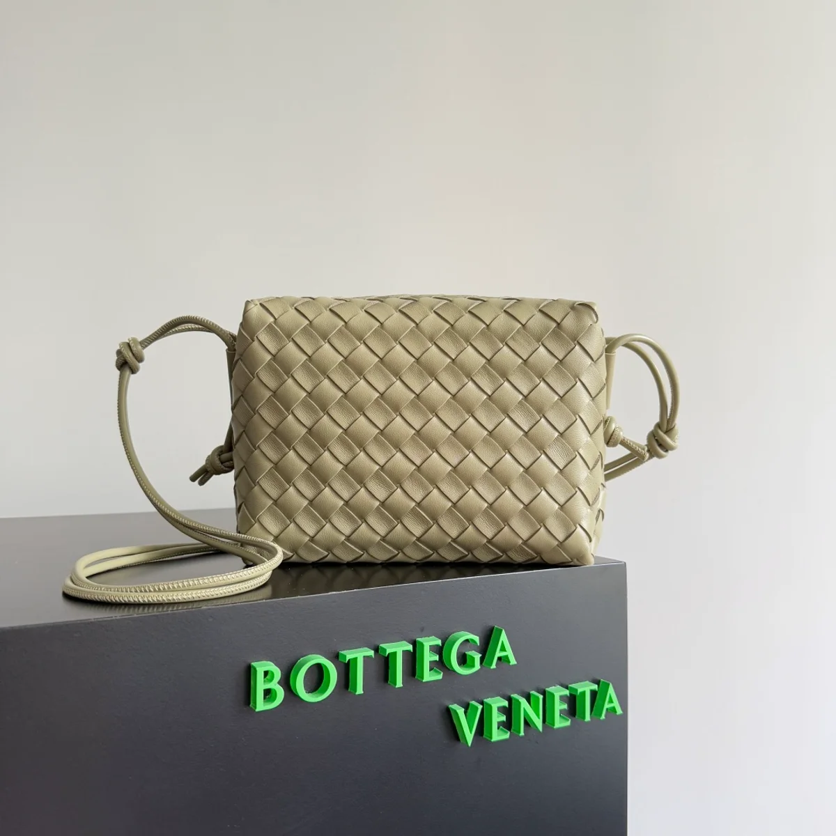 BottegaVeneta洞石色Intrecciato編織小號斜挎包 2 BottegaVeneta洞石色Intrecciato編織小號斜挎包