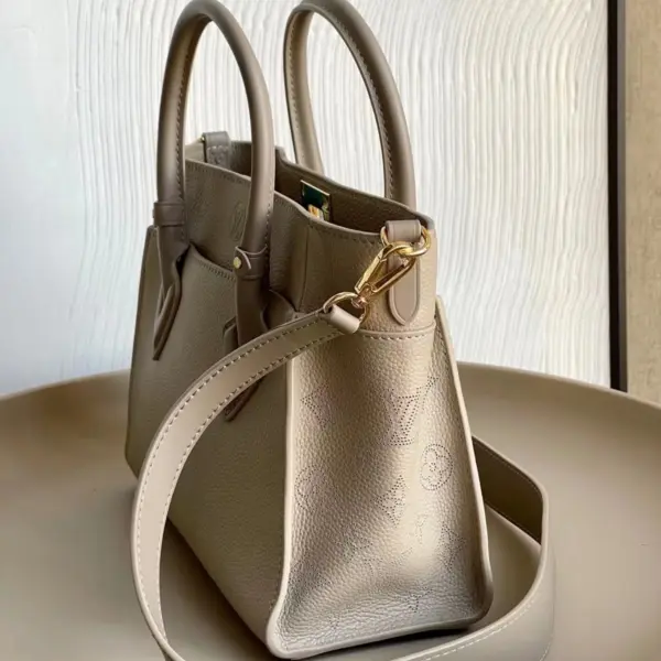 Louis Vuitton On My Side PM 小牛皮鏤空雕花手挽袋