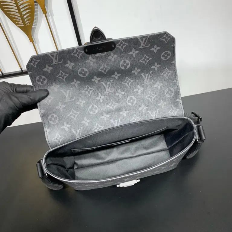 Louis Vuitton S-Cape 郵差包 | Monogram Eclipse 帆布 黑色皮革飾邊